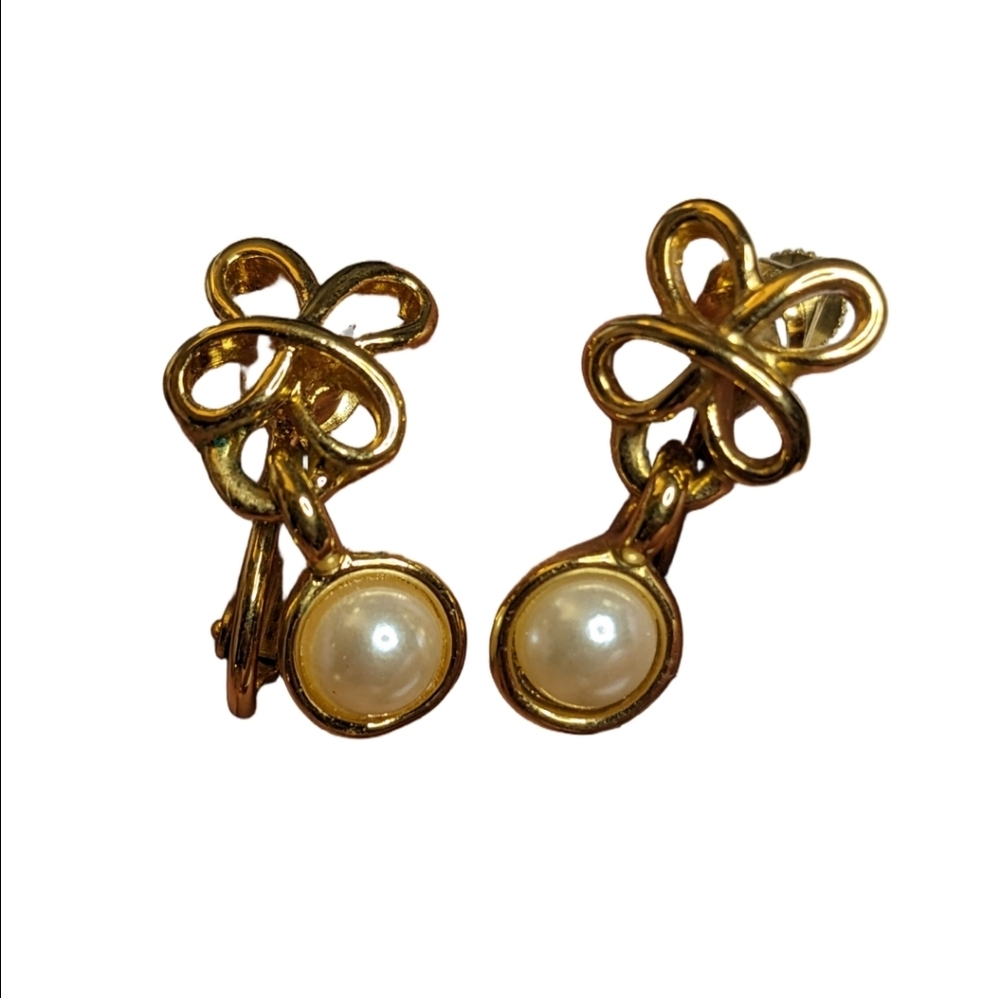Vintage Signed Napier Gold Tone Clover Simulated Pearl Drop Screw Back Earrings